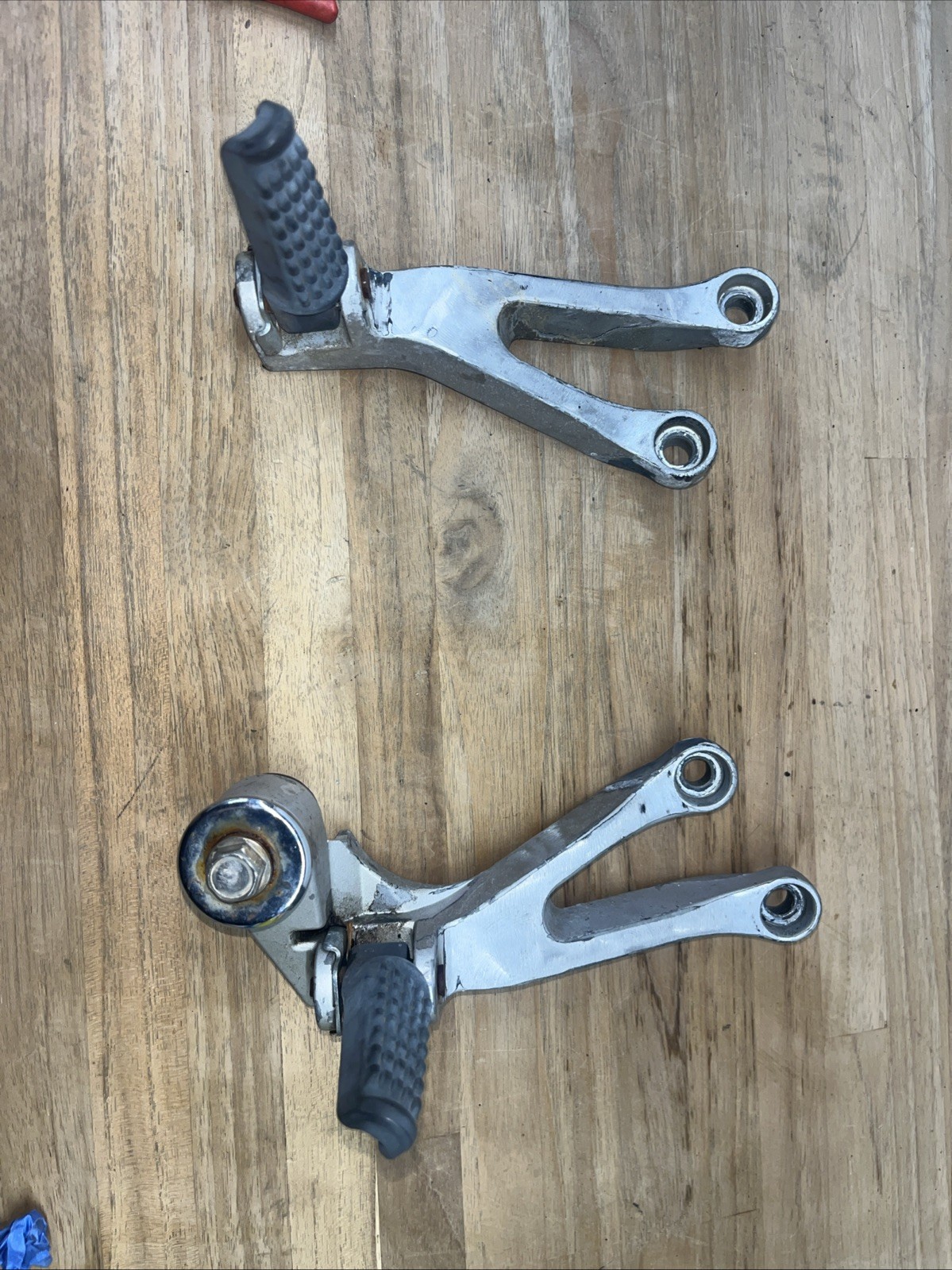 1998 KAWASAKI ZX-9R LEFT AND RIGHT REAR FOOT PEG W/ MOUNT BRACKET